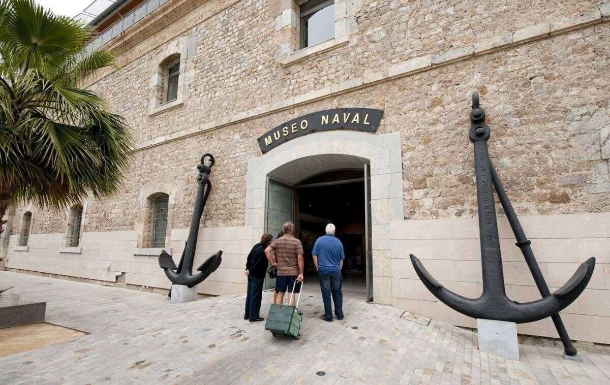 visita-guiada-museo-naval-cartagena-gente-puerta-murcia-fiesta