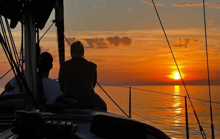 atardecer-magico-a-bordo-de-velero-en-aguilas-3-murcia-fiesta